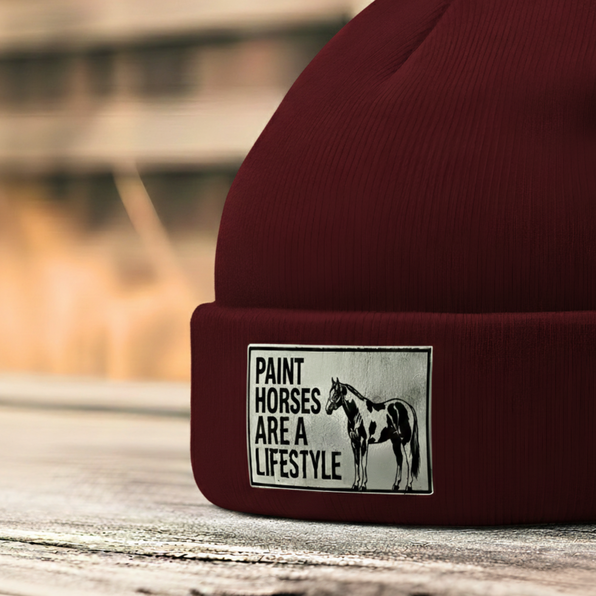 Beanie mit grauem Lederpatch – „Paint Horses are a Lifestyle“ | Warme Wintermütze für Reiterinnen & Westernfans