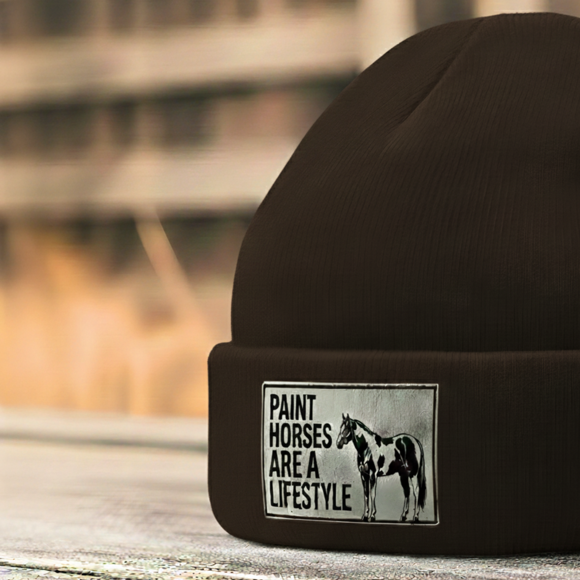 Beanie mit grauem Lederpatch – „Paint Horses are a Lifestyle“ | Warme Wintermütze für Reiterinnen & Westernfans
