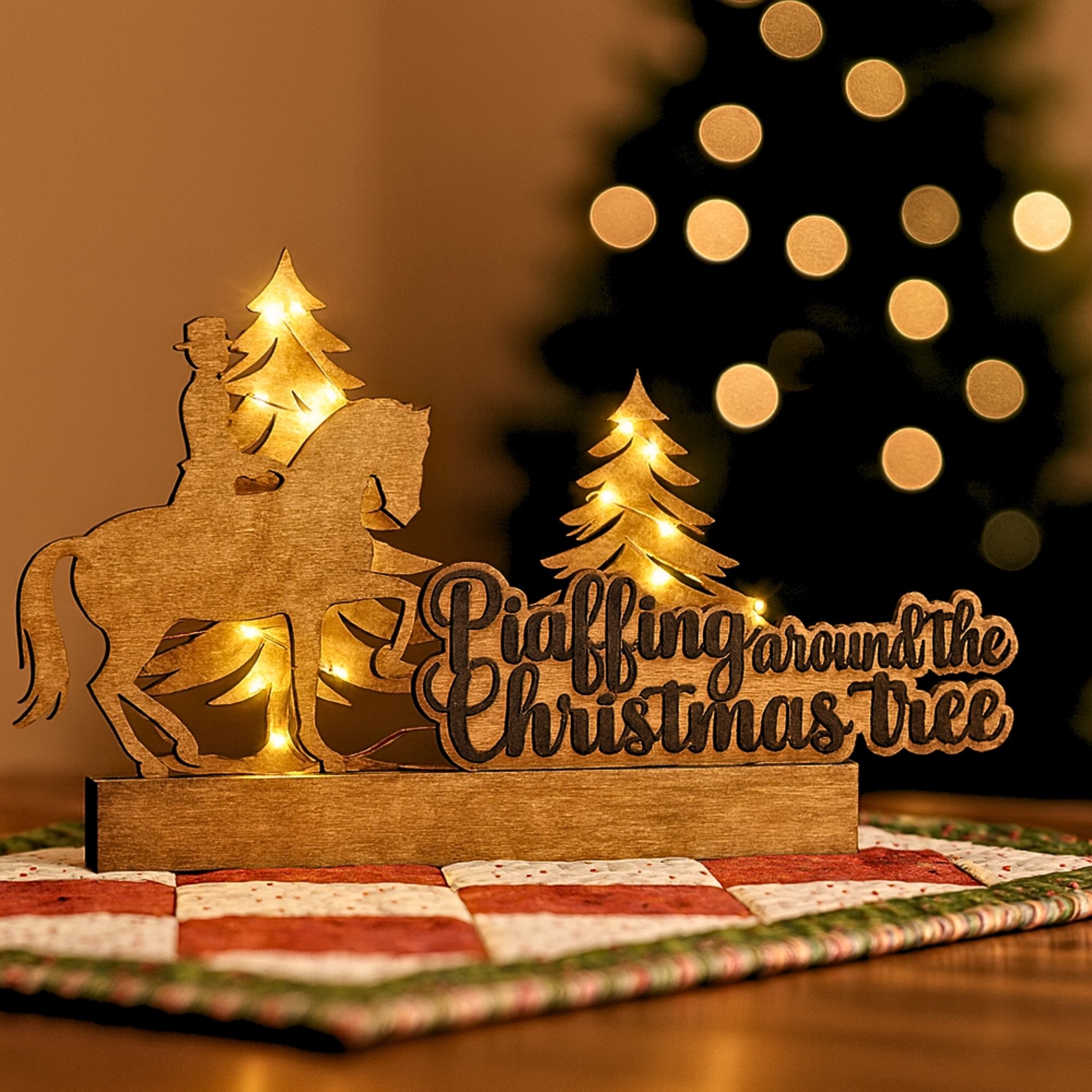 Dressur Holzdeko – Piaffing Around the Christmas Tree | LED Silhouette | Premium Weihnachtsdeko