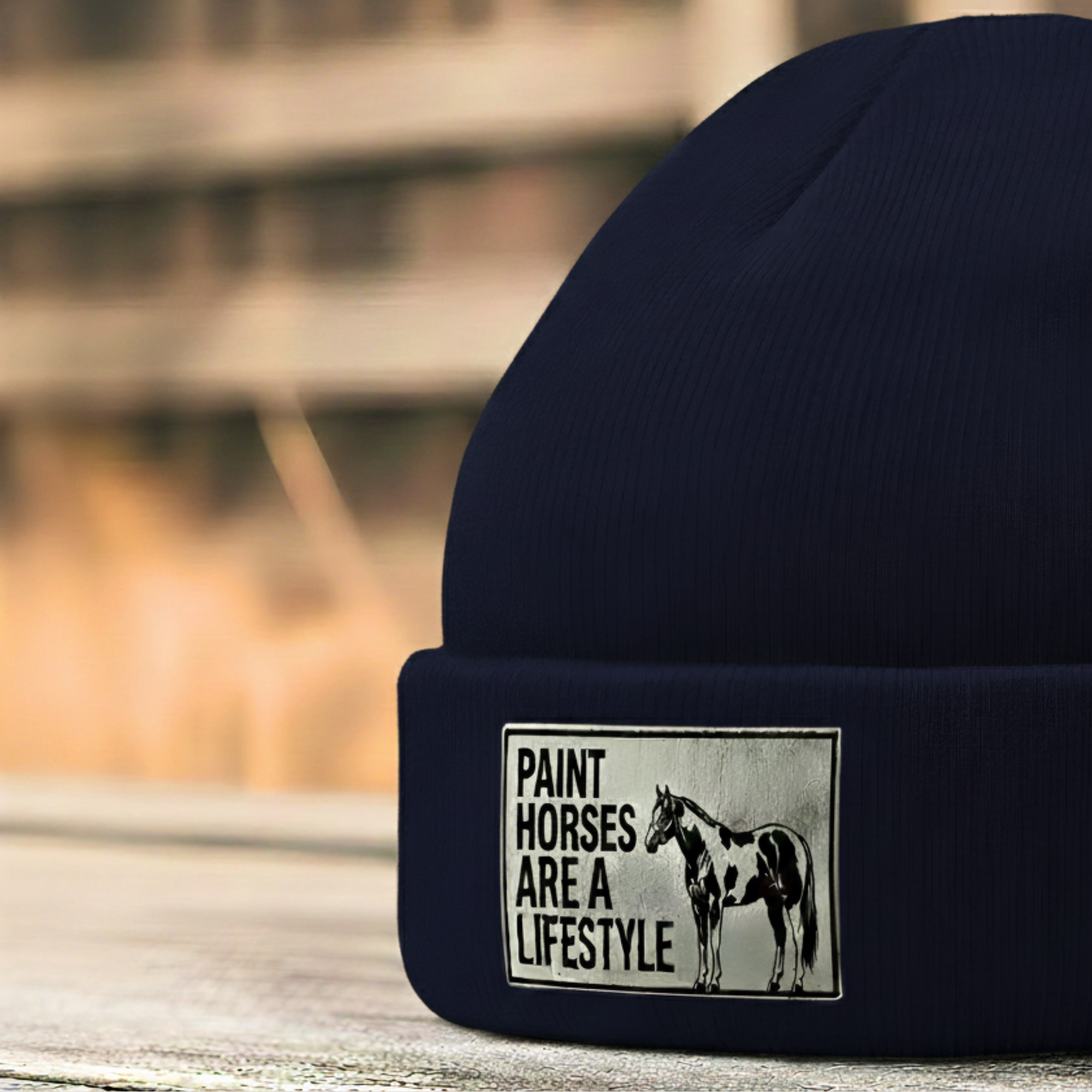 Beanie mit grauem Lederpatch – „Paint Horses are a Lifestyle“ | Warme Wintermütze für Reiterinnen & Westernfans