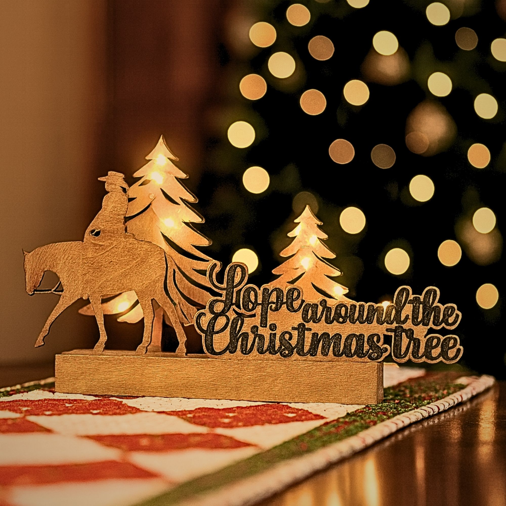 Western Pleasure „Lope Around the Christmas Tree“ – Holz-Weihnachtsdeko mit LED | Cowboy & Pferd | Handmade