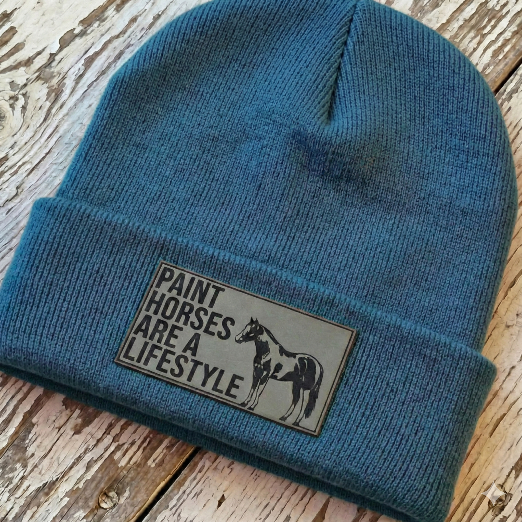 Beanie mit grauem Lederpatch – „Paint Horses are a Lifestyle“ | Warme Wintermütze für Reiterinnen & Westernfans