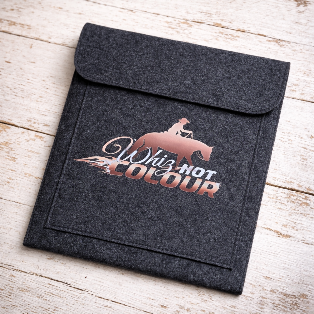 Personalisierte Equidenpasstasche aus Filz – mit deinem Logo bedruckt