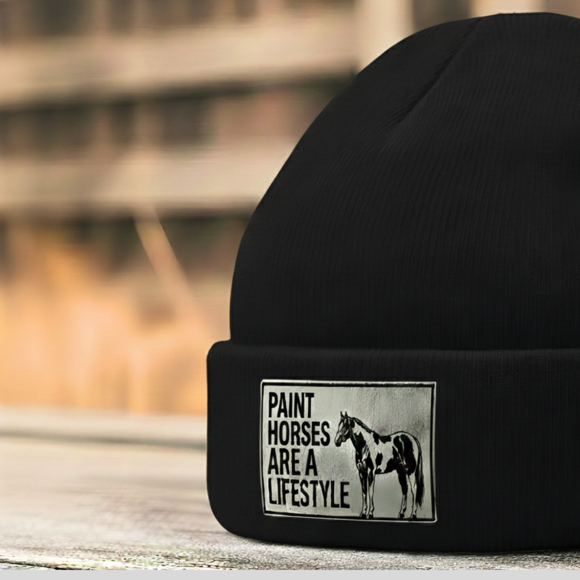 Beanie mit grauem Lederpatch – „Paint Horses are a Lifestyle“ | Warme Wintermütze für Reiterinnen & Westernfans