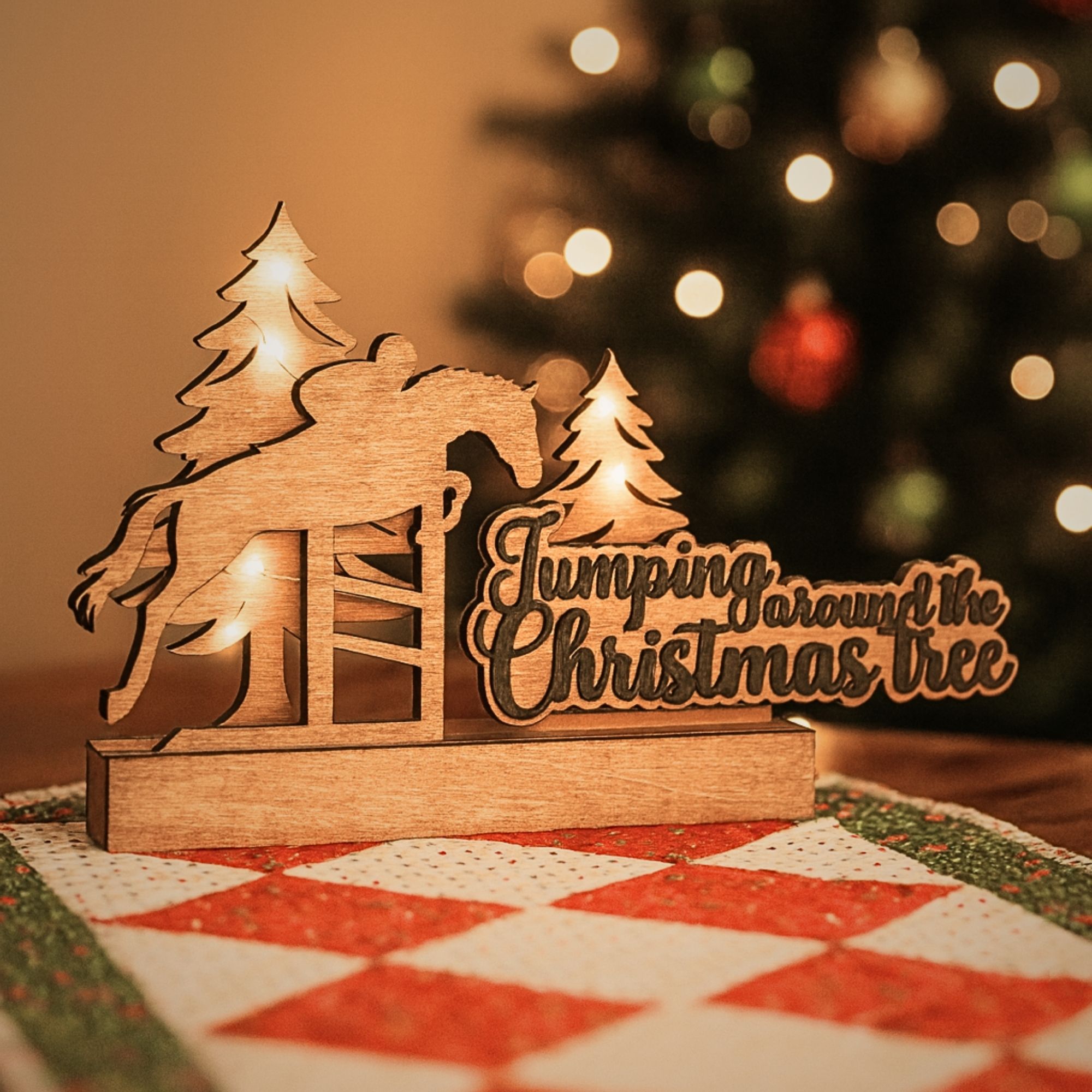 Springreiter Holzdeko – Jumping Around the Christmas Tree | LED Sportpferd Silhouette
